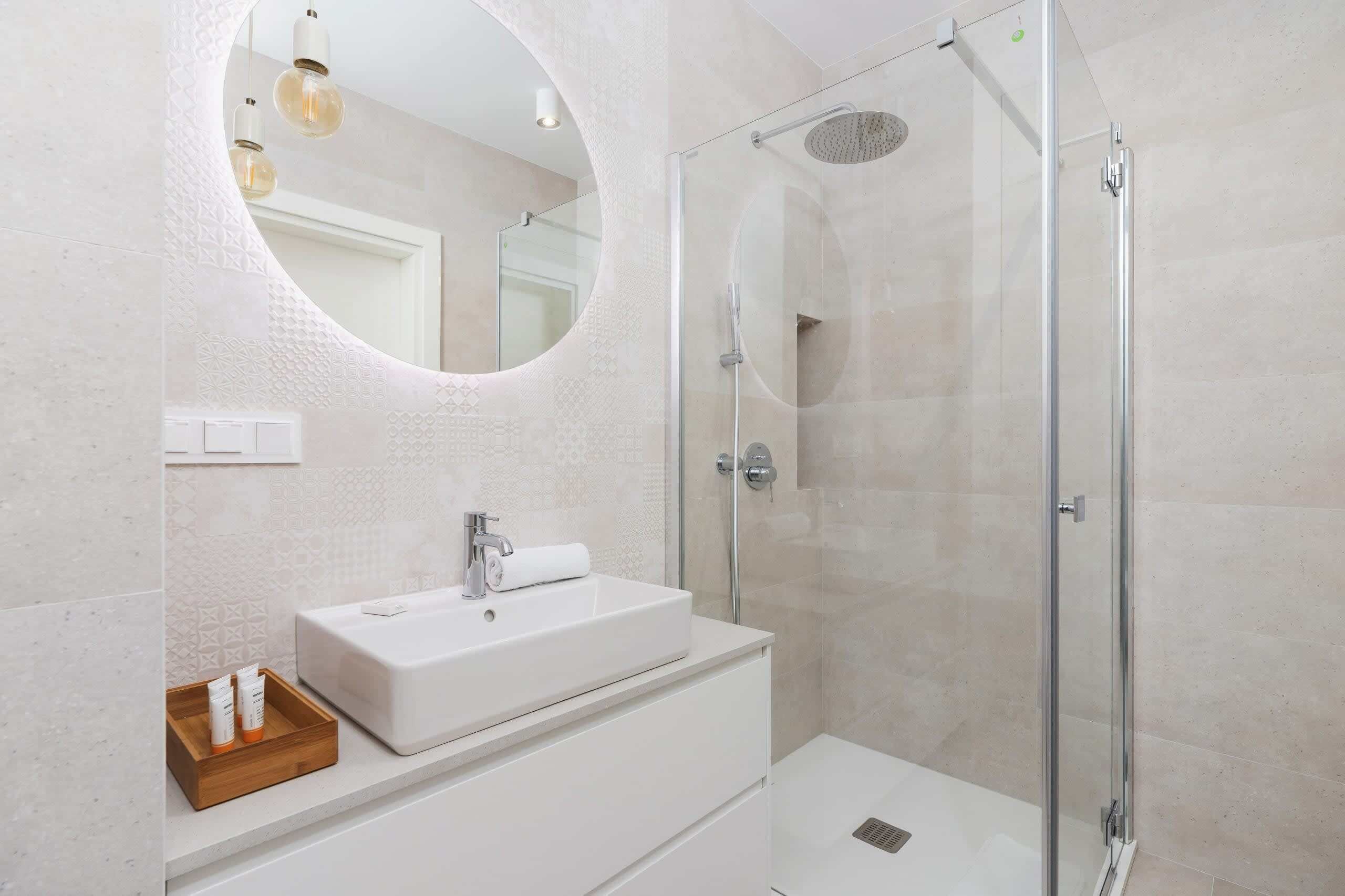 Shower, hair dryer, towels, shampoo