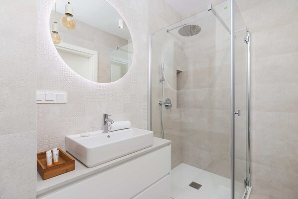 Shower, hair dryer, towels, shampoo