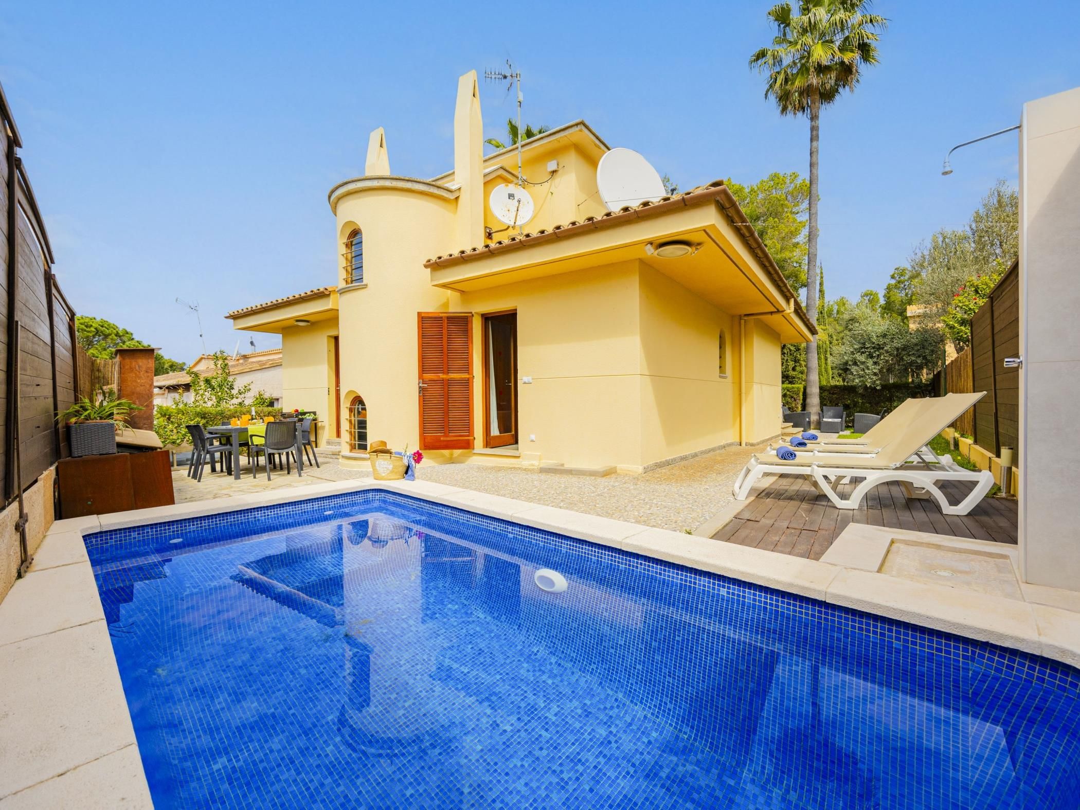 Il s’agit d’une propriété résidentielle dotée d’une piscine, de mobilier d’extérieur et d’un espace patio.