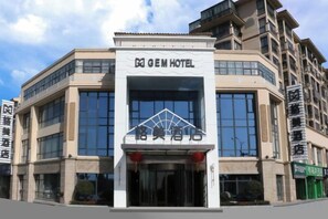 Ein Hotel mit markantem Eingang, großen Fenstern und modernem architektonischen Design.