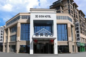 Un hotel con una entrada destacada, amplias ventanas y un diseño arquitectónico moderno.