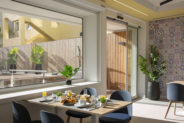 Petit déjeuner buffet (11.5 EUR par personne)