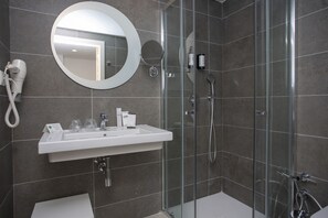 Shower, towels - Casual Raizes Porto Hotel by Casual Hoteles (Porto)
