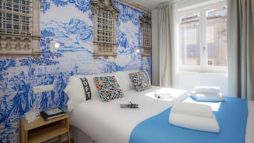 Minibar, escritorio, wifi gratis y decoración personalizada