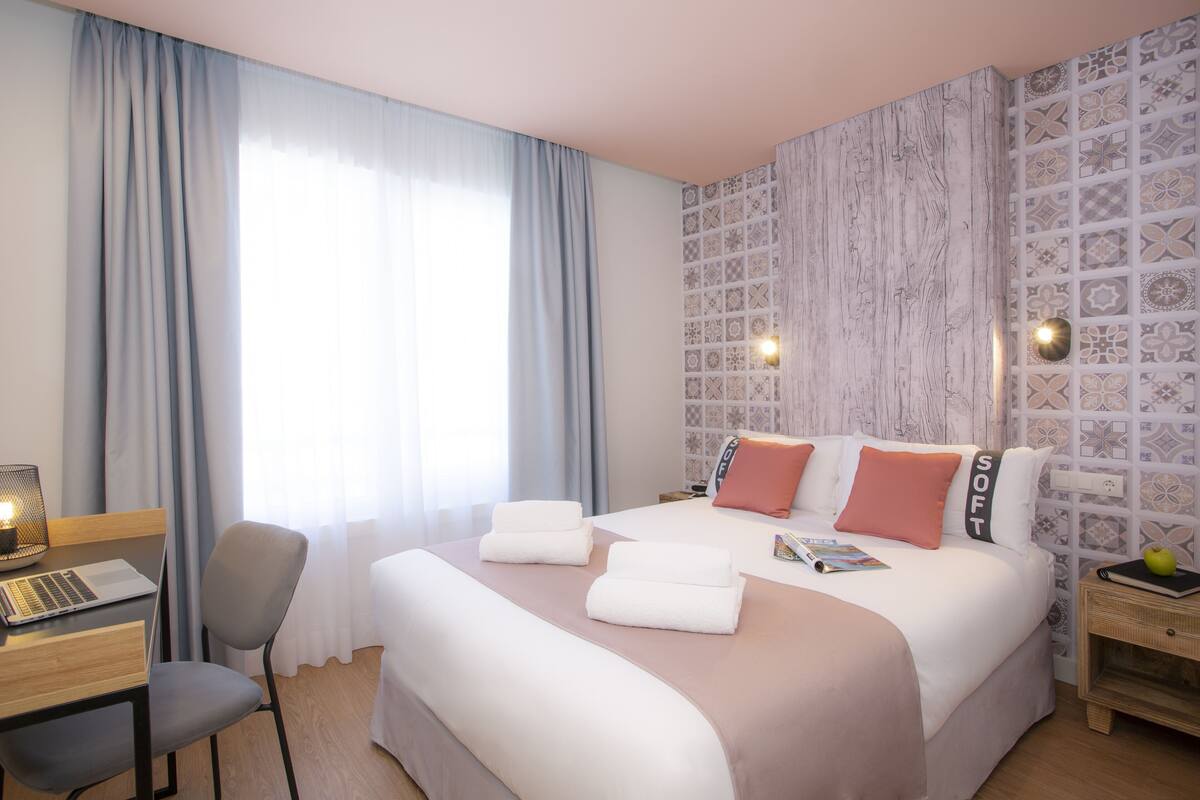 Minibar, skrivebord, wi-fi (inkludert) og individuelt dekorert