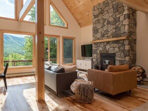 Smart TV, fireplace - Luxury Chalet | Hot Tub | Minutes to Sunday River (Newry)