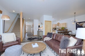 TV - Deluxe Townhome! Town Center! Hot Tub! 15 Min Drive to Resort! 5Min Walk to Shut (Big Sky)