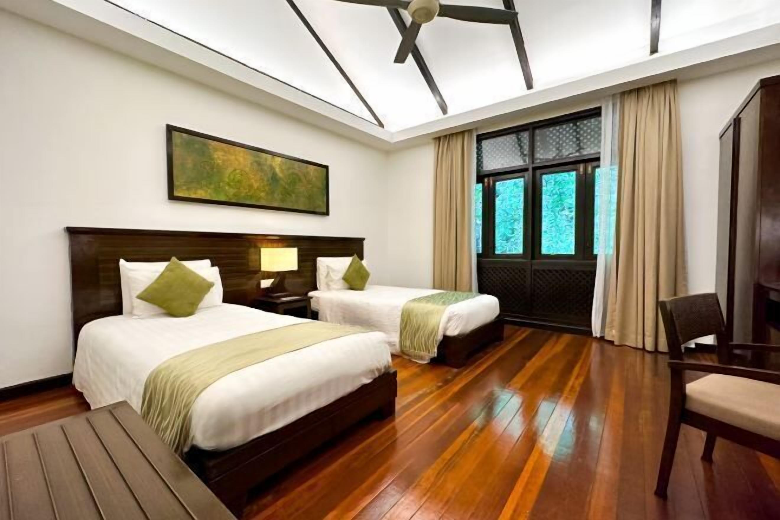 Minibar, safe på rommet, individuelt innredet og skrivebord