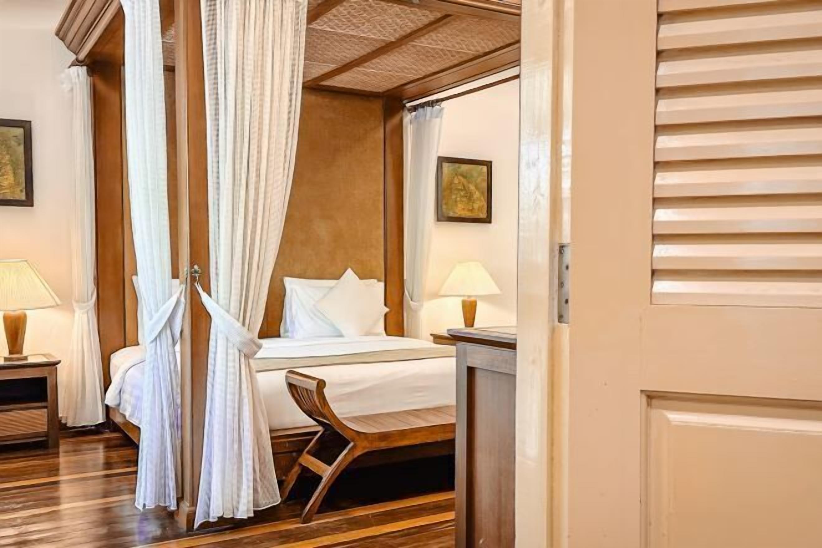 Minibar, brankas, dan dilengkapi dengan perabotan berbeda-beda