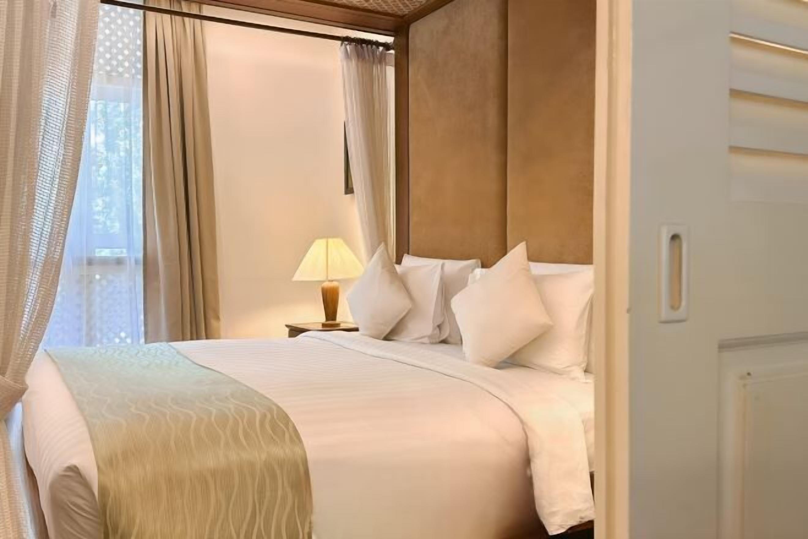 Minibar, safe på rommet, individuelt innredet og skrivebord