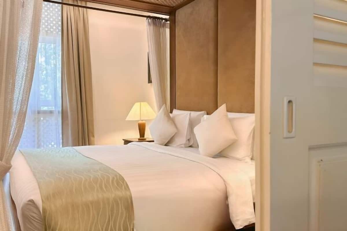 Minibar, safe på rommet, individuelt innredet og skrivebord