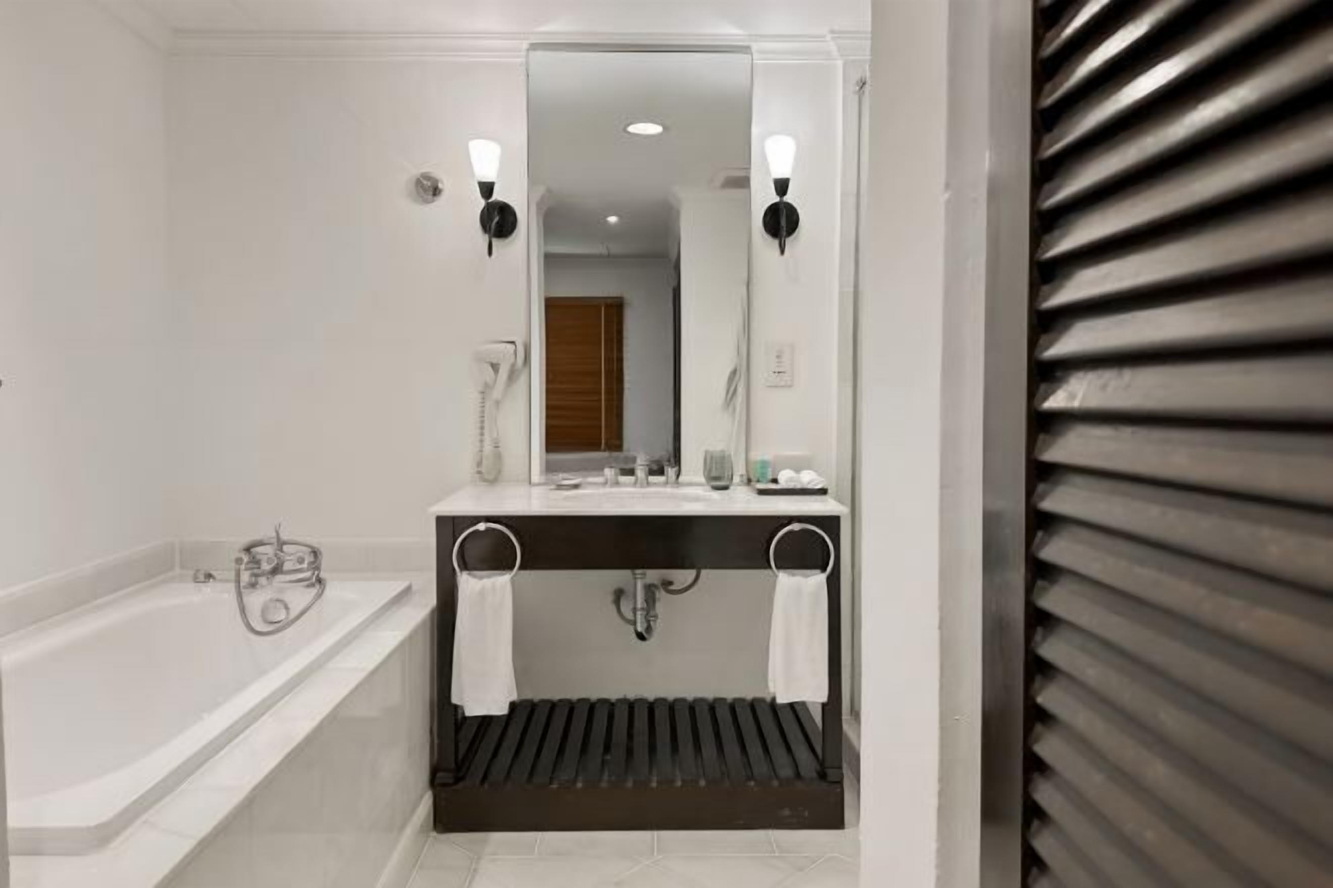 Bad | Separat badekar og dusj, dype avslapningsbadekar og regndusjhode