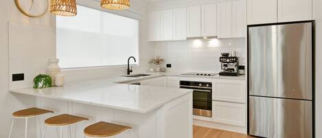 Frigorífic, microones, forn i placa de cuina