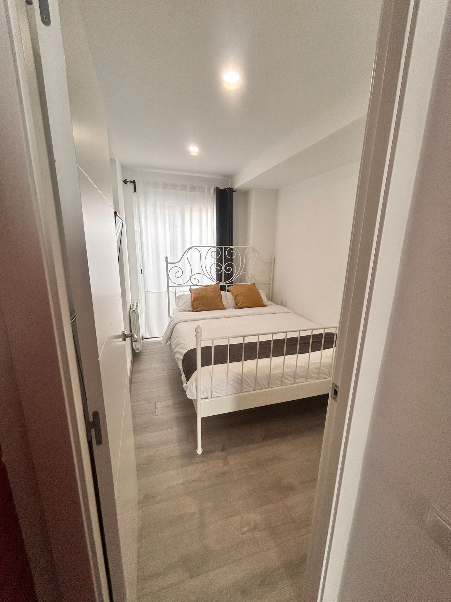 1 habitación, tabla de planchar con plancha, wifi y ropa de cama 