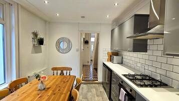 Microwave, oven, dishwasher, coffee/tea maker