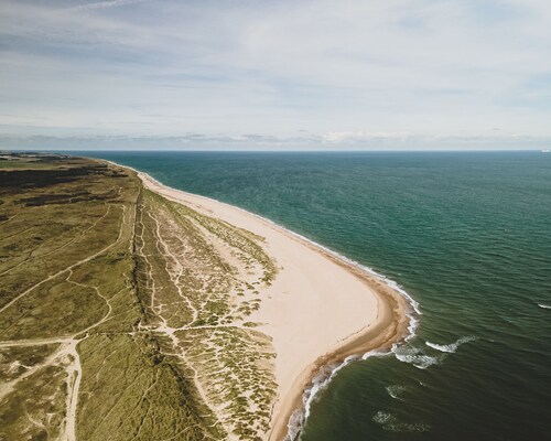 Stunning 2 bed holiday home by the sea with 5 person hot tub