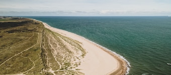 Stunning 2 bed holiday home by the sea with 5 person hot tub