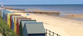4 bed cottage with hot tub and 10 minute walk to beach