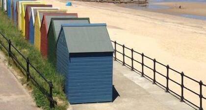 4 bed cottage with hot tub and 10 minute walk to beach