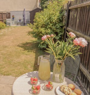 Outdoor dining - 3 bed Edwardian holiday home 150 yards to Pakefield’s golden beach (Pakefield)