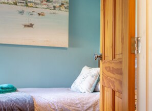 3 bedrooms, alarm clocks - 3 bed Edwardian holiday home 150 yards to Pakefield’s golden beach (Pakefield)