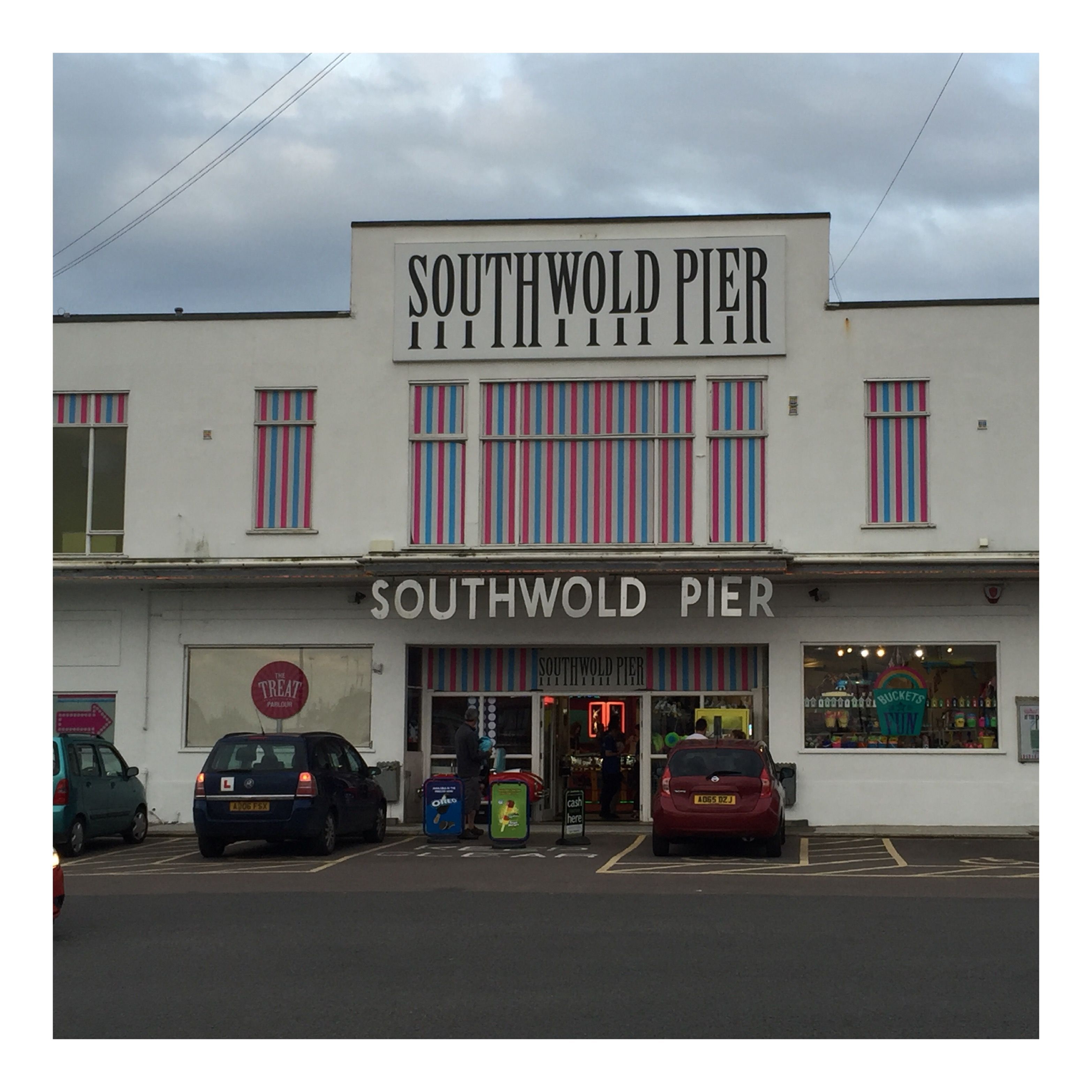 Un bâtiment appelé SOUTHWOLD PIER, avec une enseigne au-dessus de l’entrée.