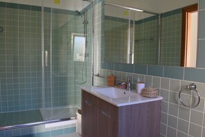 Combined shower/bathtub, hair dryer, bidet, towels