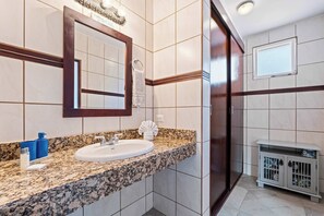 Dusj, hårføner og håndklær