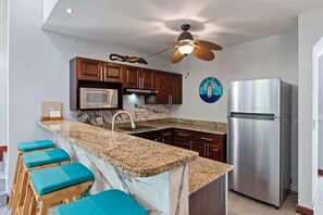 Fridge, microwave, oven, stovetop - Potrero Beach 5min Walk, Pool and Security (Santa Cruz)