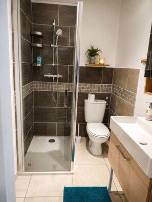 Douche, séchoir à cheveux, serviettes fournies, savon