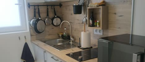 Réfrigérateur, four à micro-ondes, un four, surface de cuisson
