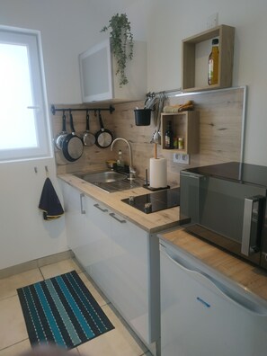 Kjøleskap, mikrobølgeovn, ovn og kokeplater