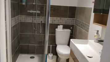 Douche, sĂšche-cheveux, serviettes fournies, savon