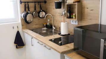 Coffee/tea maker, fridge, microwave, oven