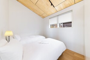 Muebles diferentes, tabla de planchar con plancha, cunas y wifi gratis 