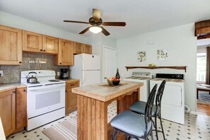 Kjøleskap, mikrobølgeovn, ovn og kokeplater