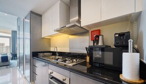 Réfrigérateur, four, lave-vaisselle, cafetière/bouilloire