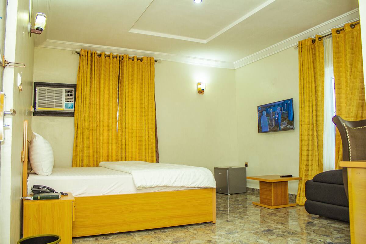 Luxury Single Room | Premium bedding, pillow-top beds, desk, laptop workspace