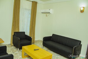 Familiesuite | Oppholdsområde | En 40-tommers LED-TV med Parabol-TV samt TV og Netflix