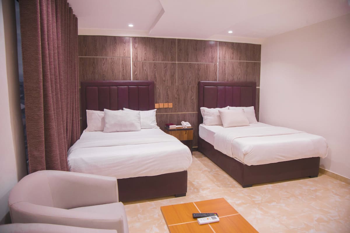 Family Single Room | Premium bedding, pillow-top beds, desk, laptop workspace