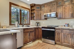 冷蔵庫、電子レンジ、オーブン、コンロ