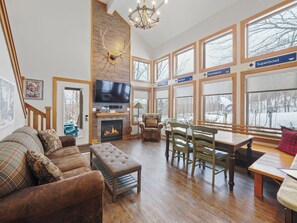 Televisión y chimenea 