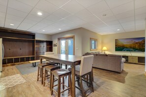 Dining - 4BR Boyneland Slopeside Disciples Village Condo | Fireplace| Ski Cubbies (Boyne Falls)