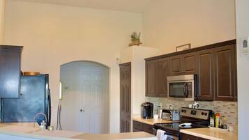 Cookware/dishes/utensils, spices, lobster pot