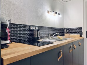 Réfrigérateur, micro-ondes, plaque de cuisson, cafetiÚre/bouilloire