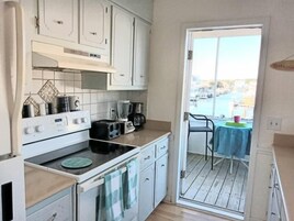 Cafetera/tetera, refrigerador, horno, tostadora