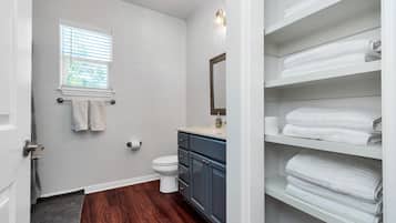 Combined shower/bathtub, hair dryer, towels