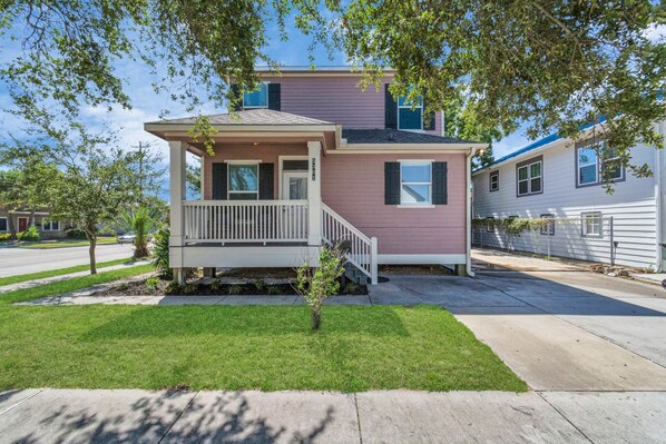 Exterior - Summer Bliss | Walk to Beach • Master Suite • Bunk Beds • Sleeps 9 (Galveston)
