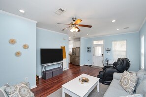 Smart TV, computer monitors - 3br 2.5ba Full Home, Short Straight Walk to Beach (Galveston)