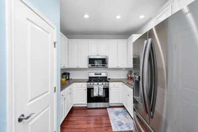 3br 2.5ba Full Home, Short Straight Walk to Beach